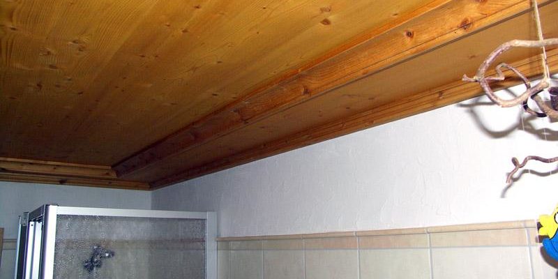 Holzdecke in einem Badezimmer.