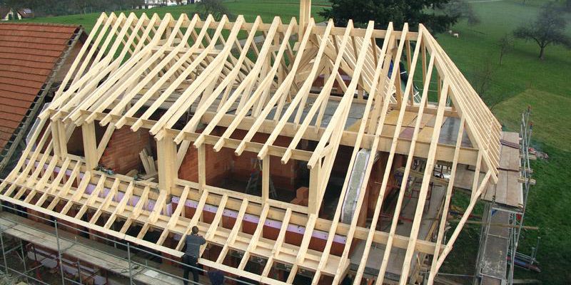 Abriss eines bestehenden Bauernhauses und Wiederaufbau. Ausführung der Holzbau- und Dachdeckerarbeiten.