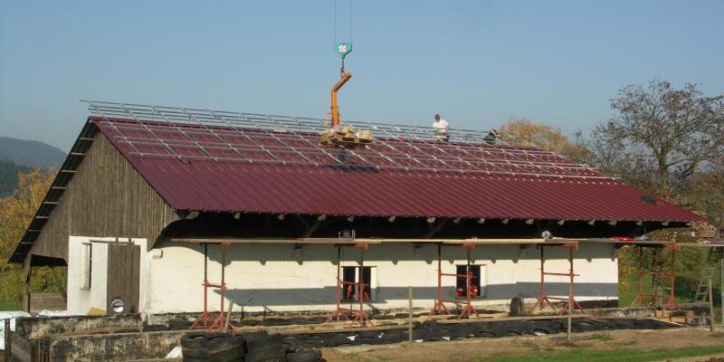 Auf einem Stallgebäude in Unterharmersbach, Roth wurde eine teils aufgeständerte Photovoltaikanlage installiert.