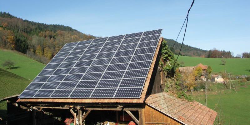 Hoch über den Dächern von Oberharmersbach beim Hasengalli montierten wir auf dem Schuppen eine Photovoltaikanlage.