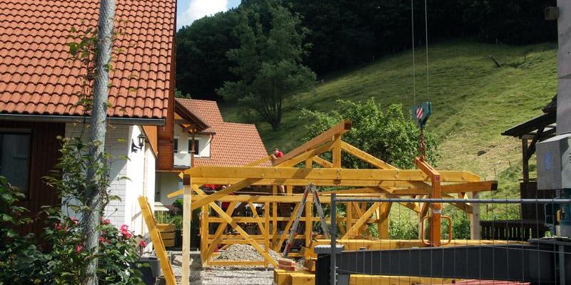 Aufrichten des Carport.