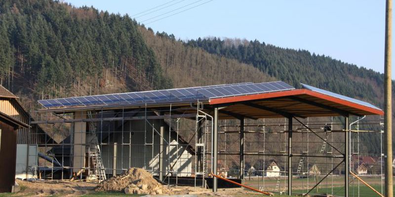 Beim Kaltbrunnerhof wurde über den Fahrsilos eine Stahlkonstruktion als Überdachung angebracht.