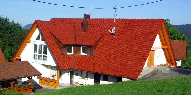 Dachdeckerarbeiten für das landwirtschaftliche Gebäude.